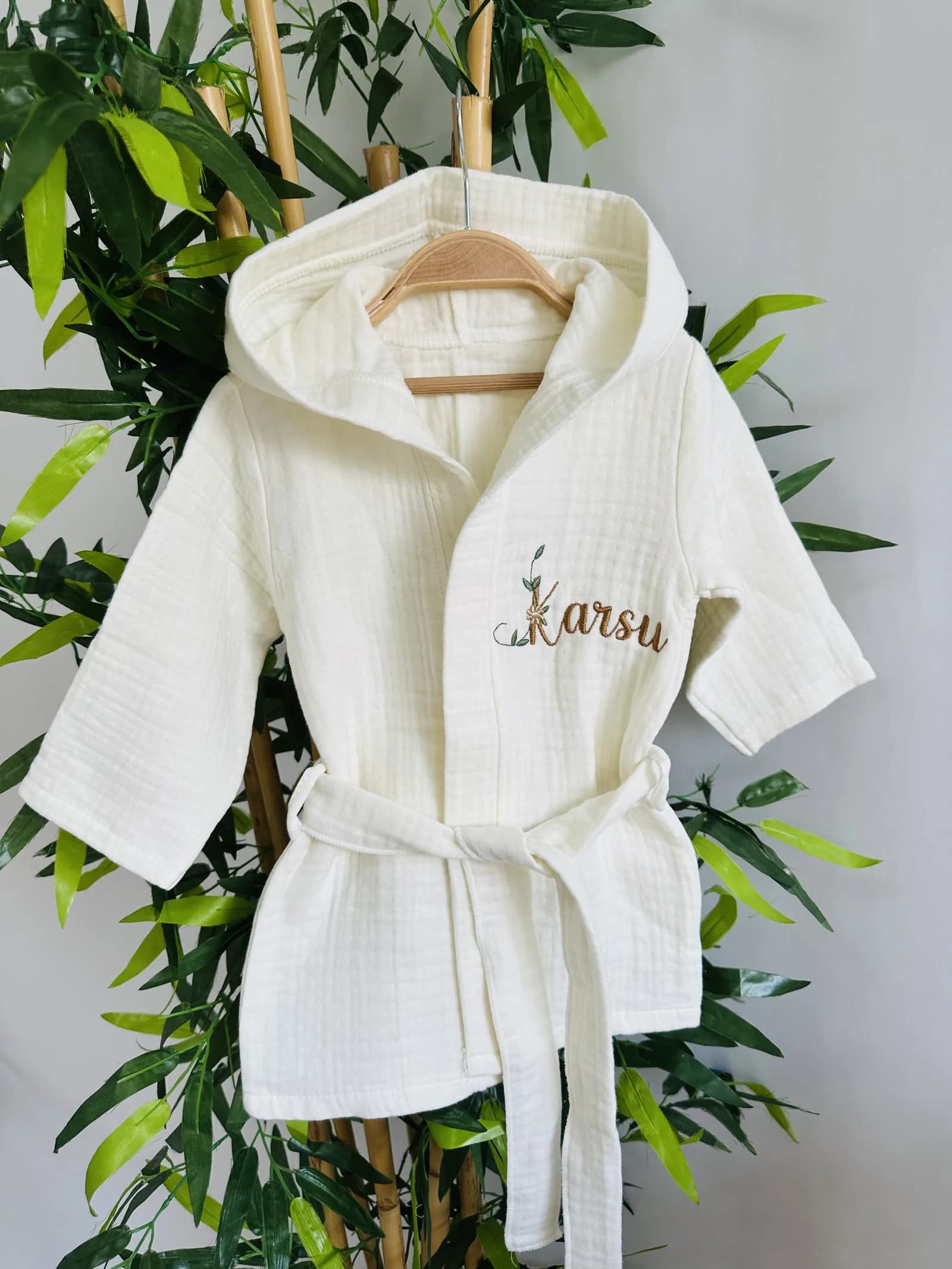 Müslin Bebek Bornozu - Yaprak ve Çiçek Detaylı Baş Harf