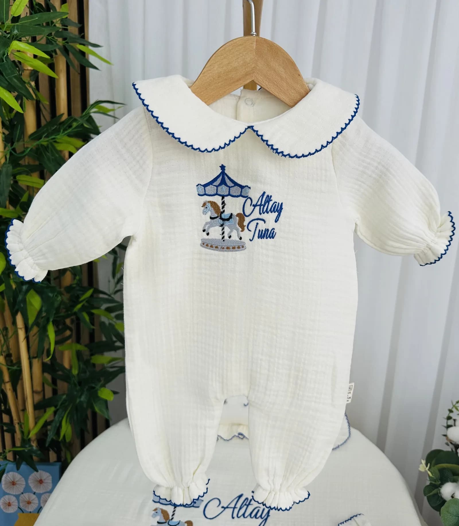 Bebe Yaka Müslin Tulum - Atlıkarınca Nakışlı Kroşetalı