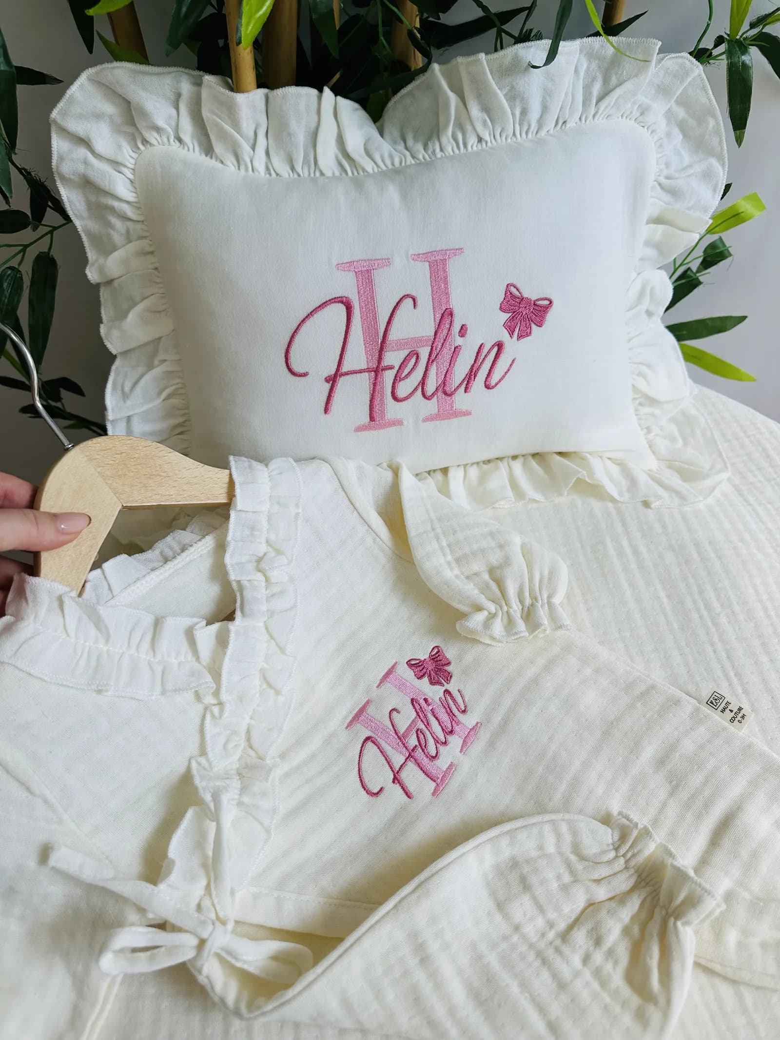 Tulum ve Yastık Seti - Harf ve Fiyonk Monogram Pembe